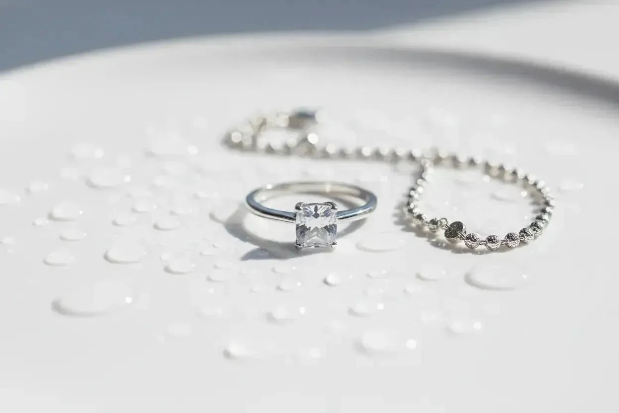 Argent 925 et Eau : Peut-on se Doucher avec ses Bijoux ? - Vindicta : Bijoux Argent 925 Massif, Luxe et Héritage