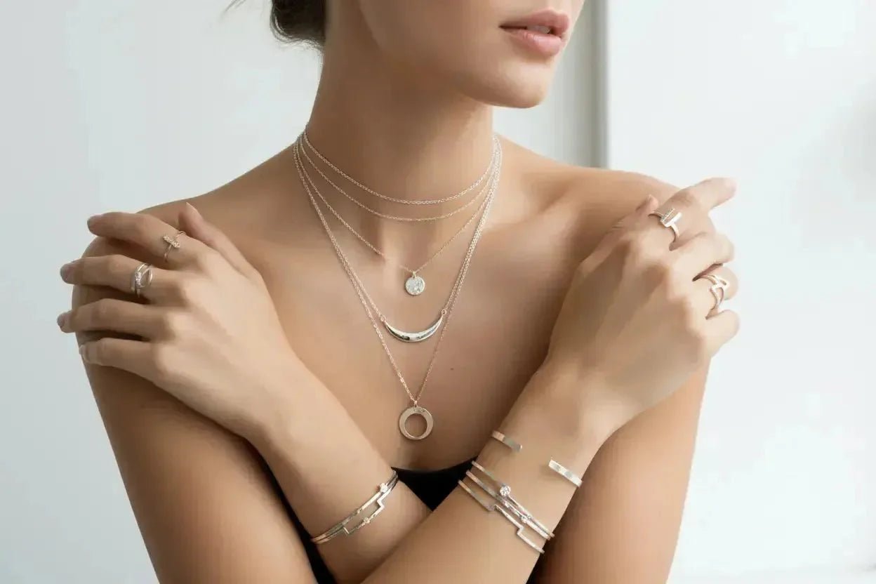 Layering de Bijoux : L'Art de Superposer l'Argent 925 - Vindicta : Bijoux Argent 925 Massif, Luxe et Héritage