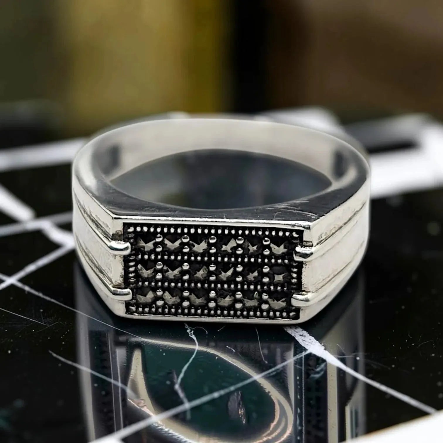 Bague Homme Marcassite Argent 925 — L’Élégance Sombre de l’Art Déco-Vindicta : Bijoux Argent 925 Massif, Luxe et Héritage