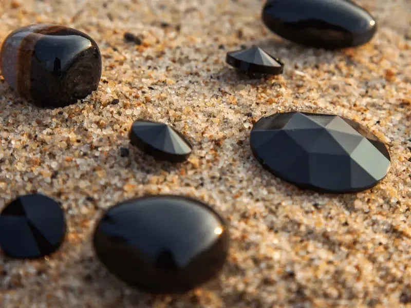 Pierre d'onyx noir naturelle, calcédoine noire utilisée en bijouterie et lithothérapie