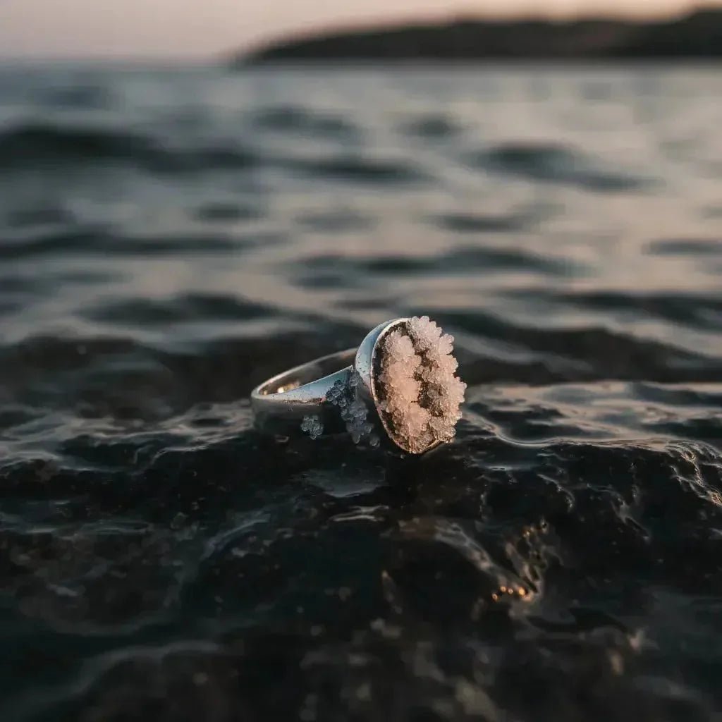 Argent 925 et Eau de Mer : Ce qui se passe vraiment - Vindicta : Bijoux Argent 925 Massif, Luxe et Héritage