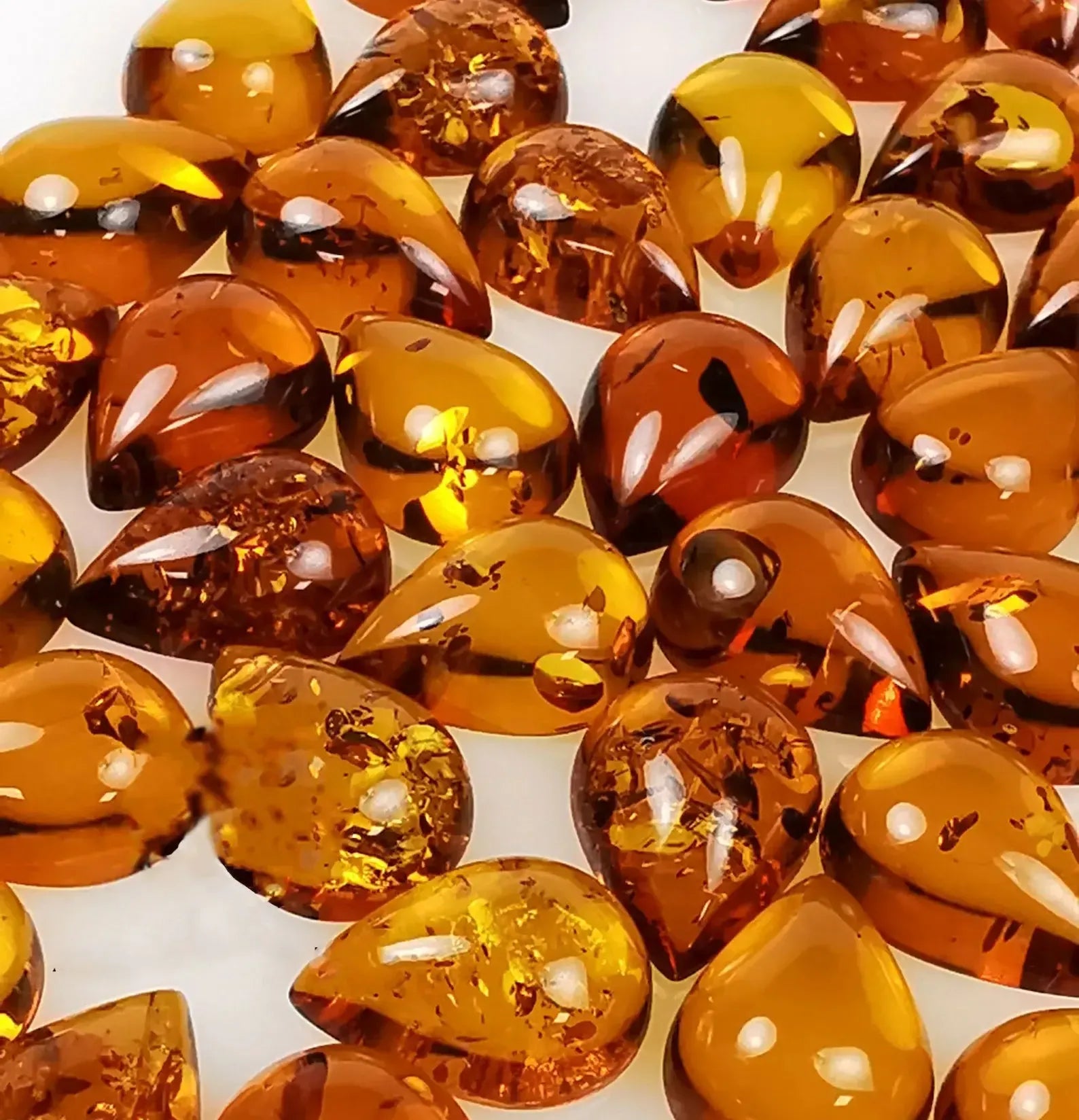 Ambre : Origines, Vertus et Propriétés