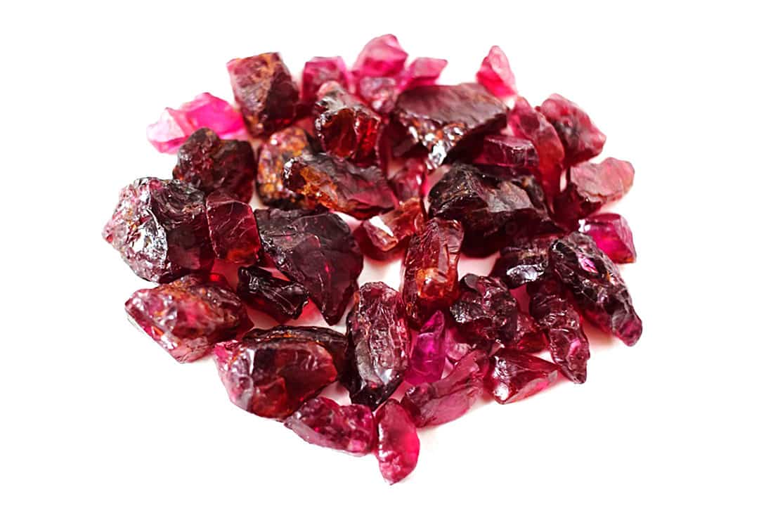 Pierre de grenat naturelle rouge, silicate utilisé en bijouterie et lithothérapie