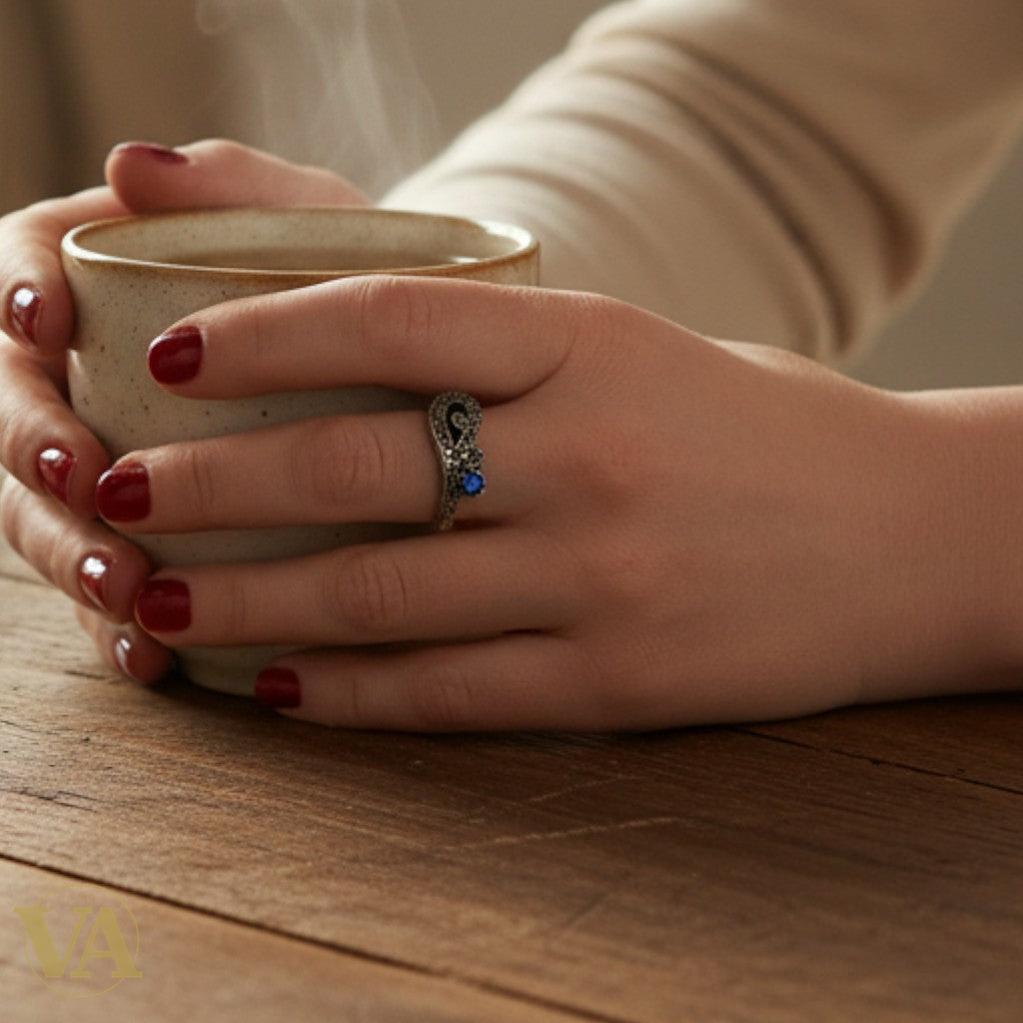 Bague en argent 925 sertie de marcassites et pierre bleue