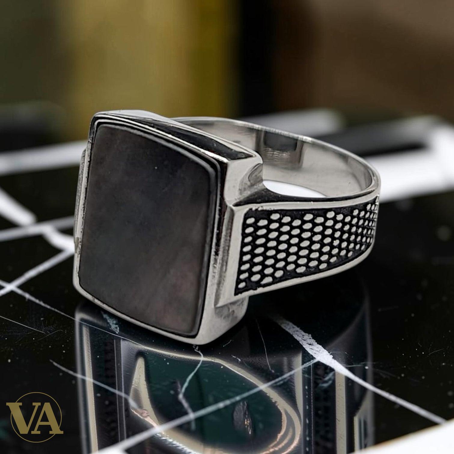 Chevalière Homme Argent 925 Nacre Gris Anthracite Cabochon Carré Ajouré-Vindicta : Bijoux Argent 925 Massif, Luxe et Héritage