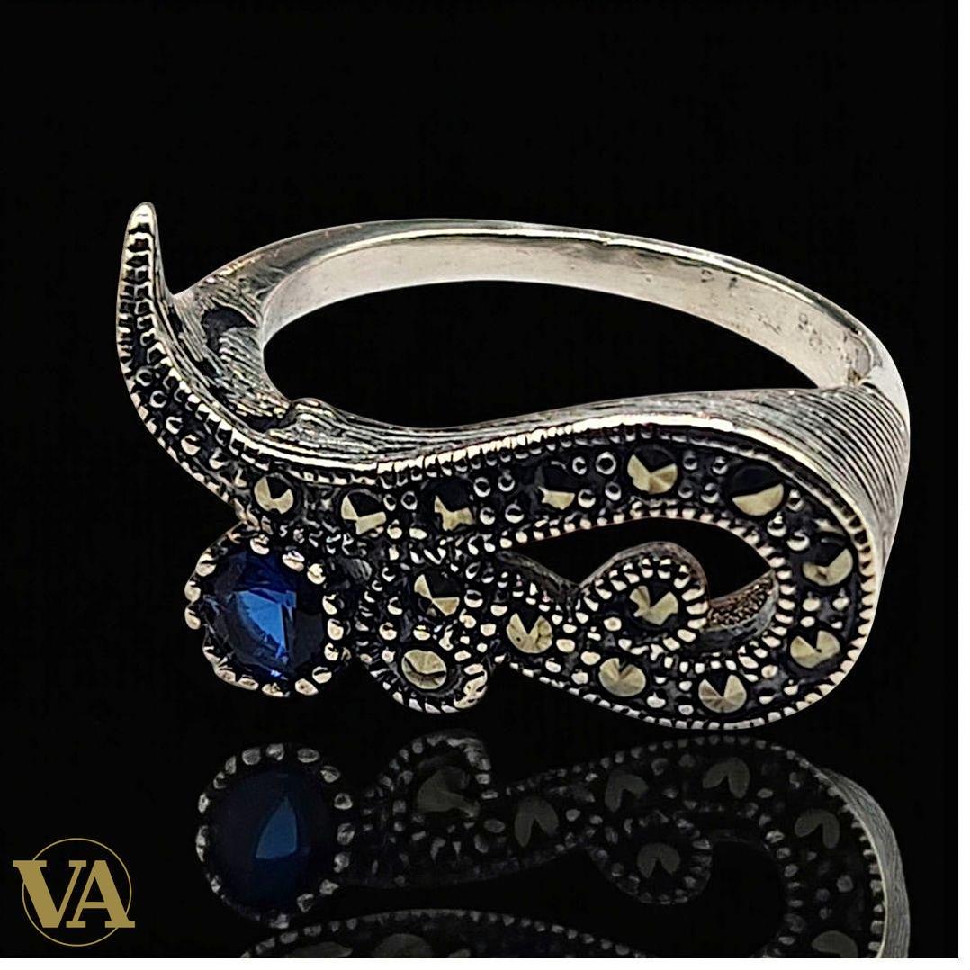 Bague en argent 925 sertie de marcassites et pierre bleue