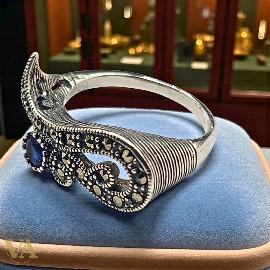 Bague en argent 925 sertie de marcassites et pierre bleue