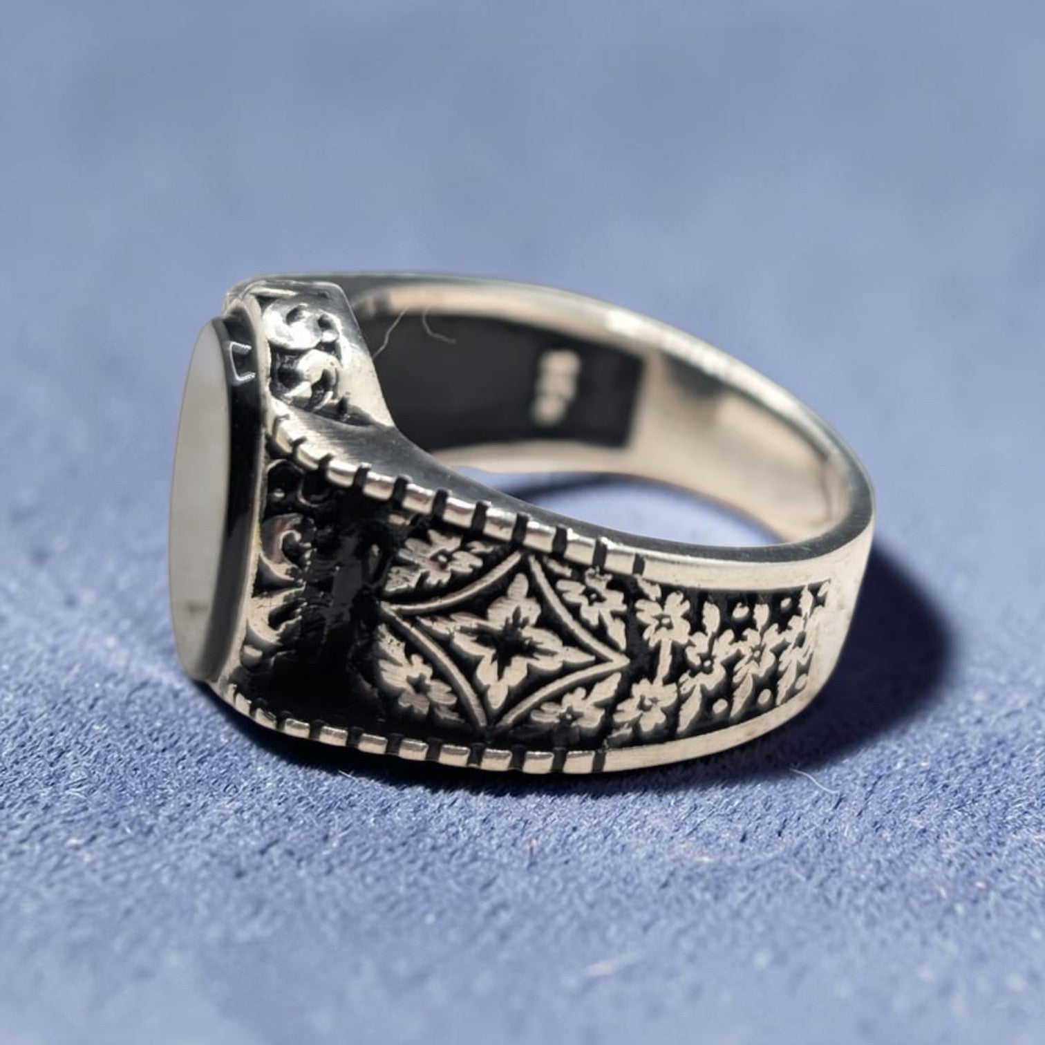 Chevalière Homme Argent 925 Onyx Noir Motifs Floraux Gravés-Vindicta : Bijoux Argent 925 Massif, Luxe et Héritage