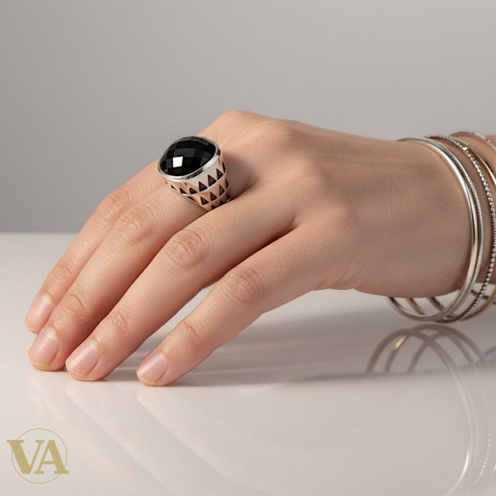Bague femme argent 925 Onyx noir facetté chevalière tige ajourée géométrique