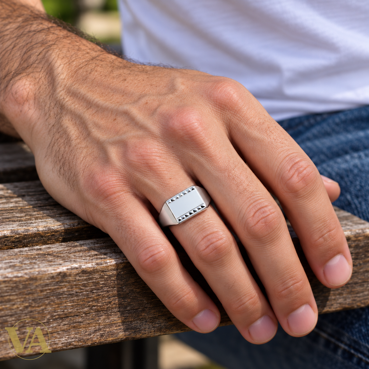 Chevalière Homme Argent 925 Rhodié – Rectangle et Frises Triangulaires – porté sur main d’homme blanc