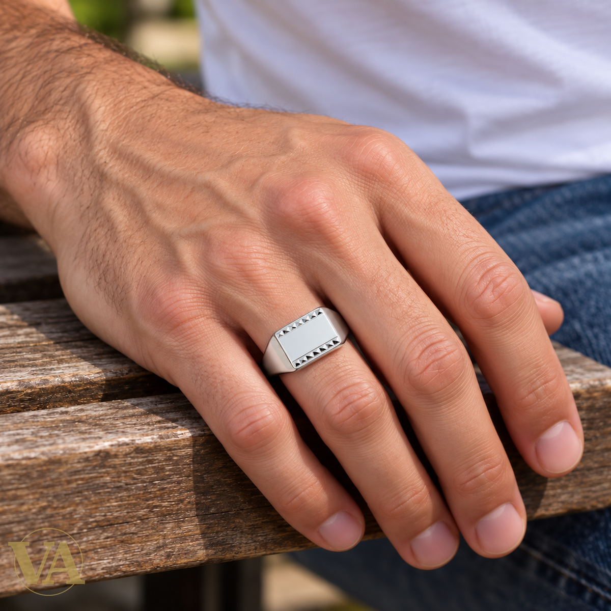 Chevalière Homme Argent 925 Rhodié – Rectangle et Frises Triangulaires – porté sur main d’homme blanc