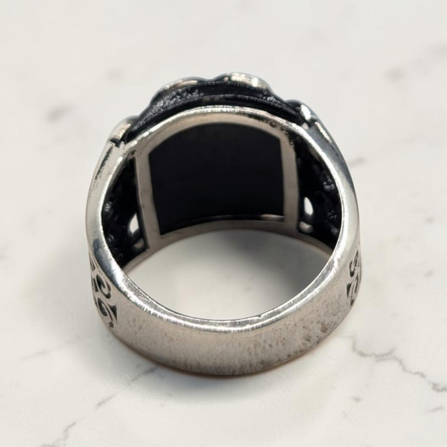 Chevalière Homme Argent 925 Onyx Noir Plateau Large Volutes Ajourées-Vindicta : Bijoux Argent 925 Massif, Luxe et Héritage