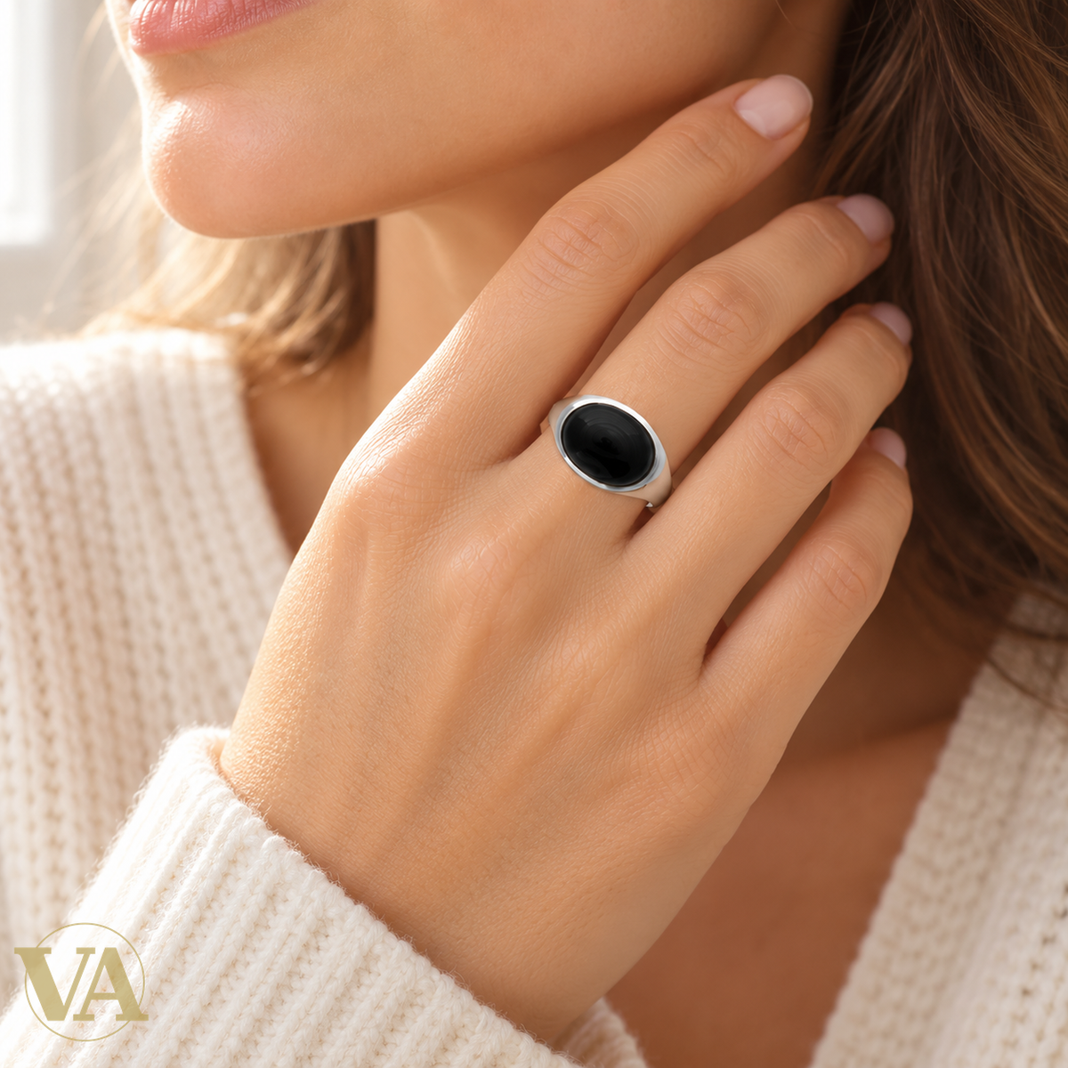 Bague femme argent 925 rhodié — Agate Noire Ovale et Monture Lisse — main claire