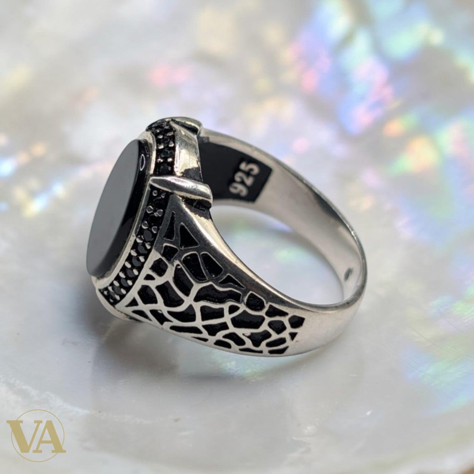 Bague Homme Argent 925 Onyx Noir – Flancs Ajourés Toile & Marcassites