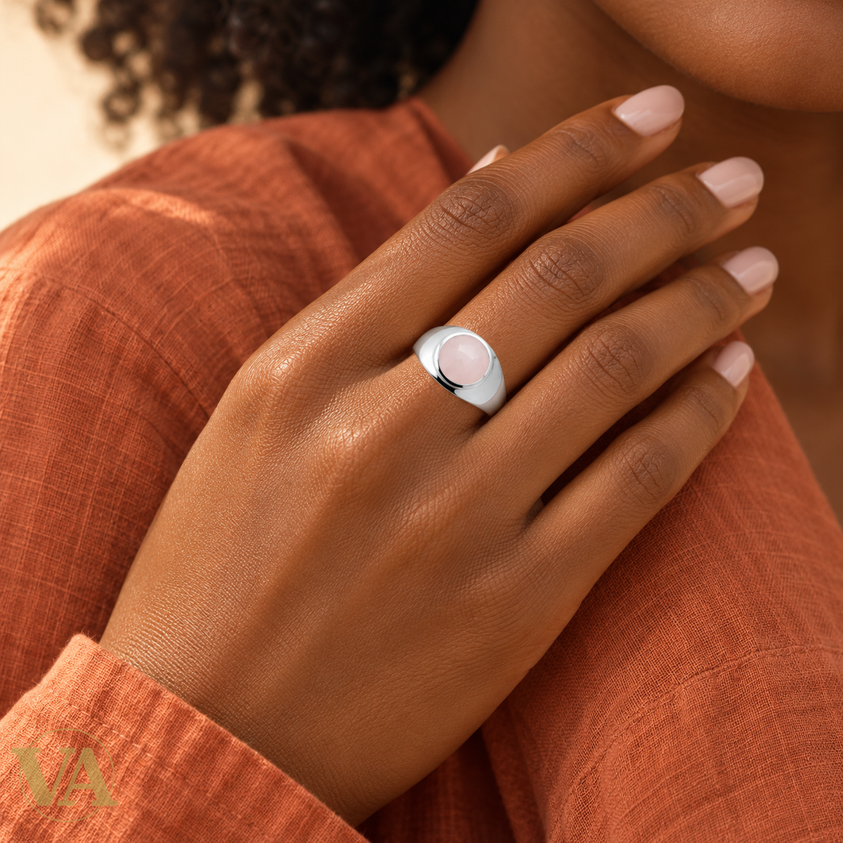 Bague femme argent 925 rhodié — Quartz Rose Rond et Large Monture Polie — main noire