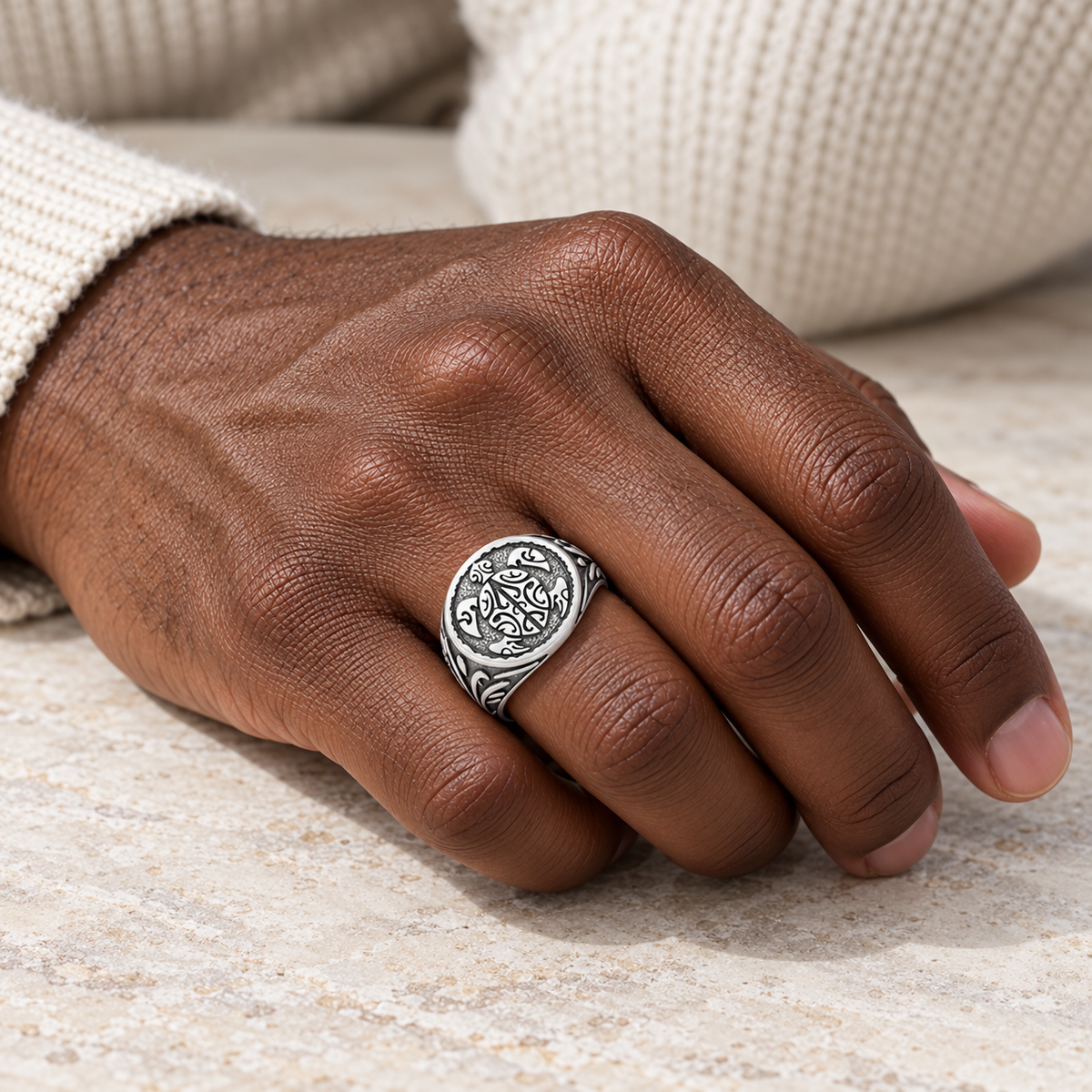 Chevalière Homme Argent 925 – Motifs Courbes sur Fond Texturé – porté sur main d’homme noir