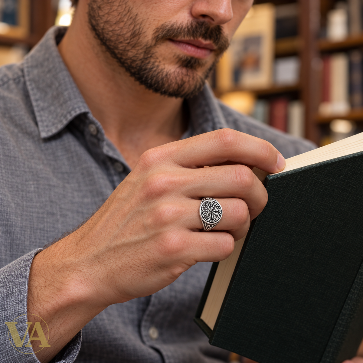 Chevalière Homme Argent 925 – Volutes et Bordure de Triangles – porté lifestyle