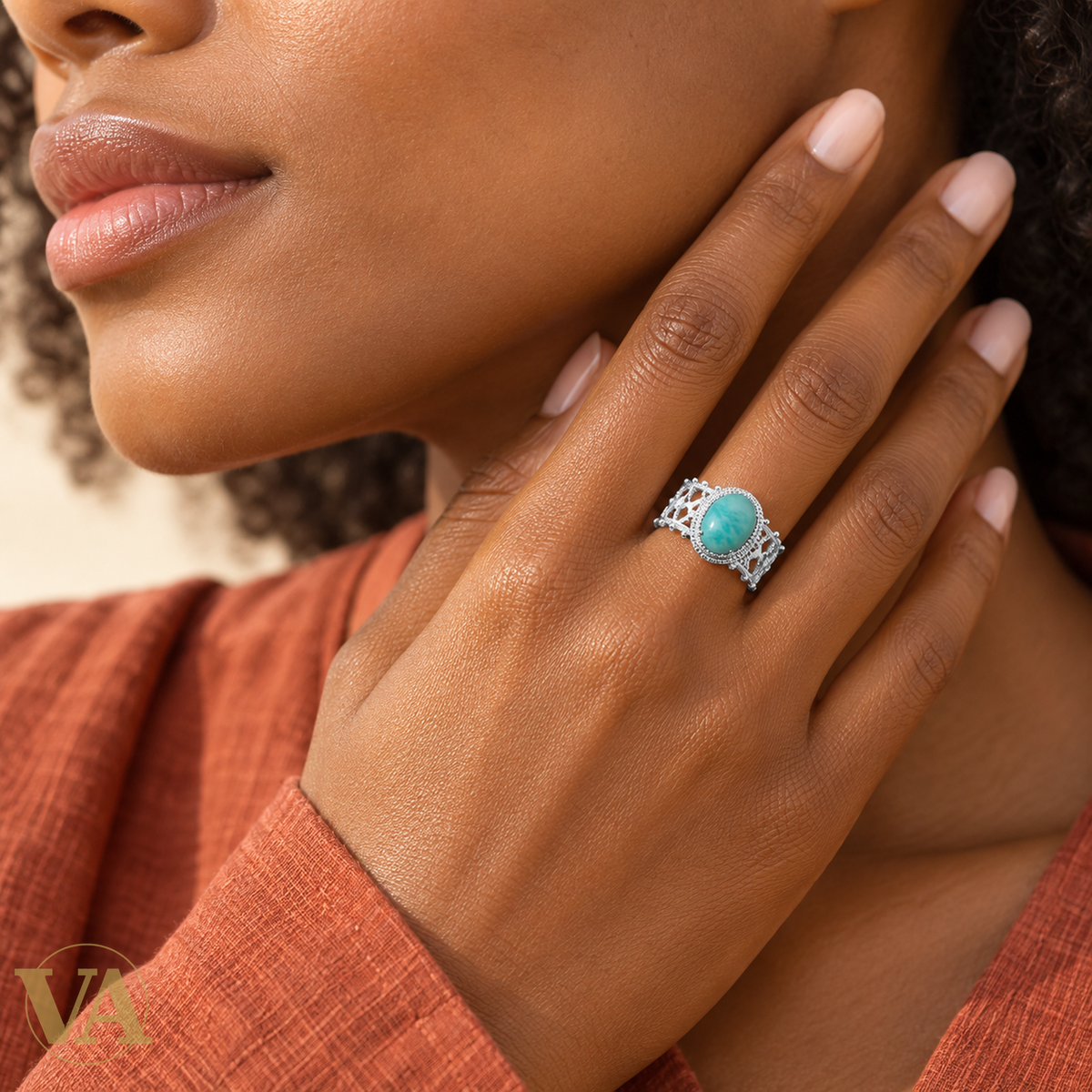 Bague femme argent 925 rhodié — Amazonite Ovale et Dentelle Ajourée — main noire