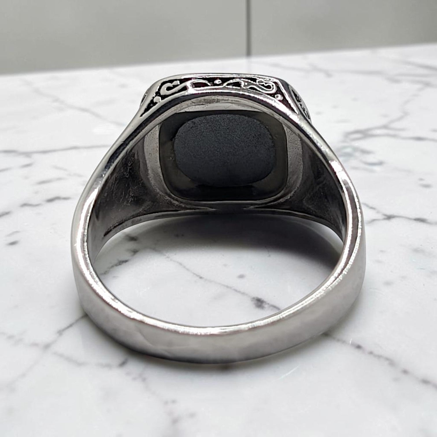 Chevalière Homme Argent 925 Nacre Noire Entrelacs Ciselés-Vindicta : Bijoux Argent 925 Massif, Luxe et Héritage