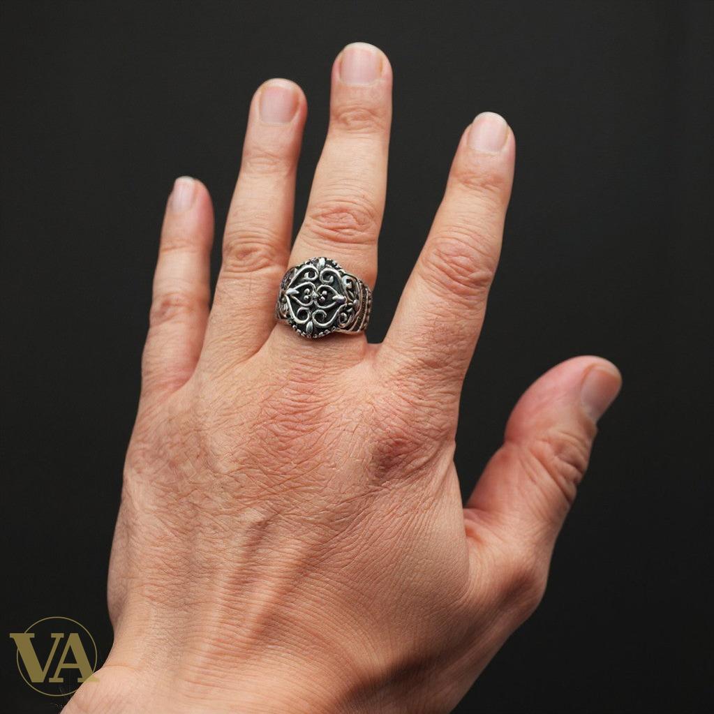 Bague Homme Argent 925 – Motif floral oriental ciselé sur fond noir