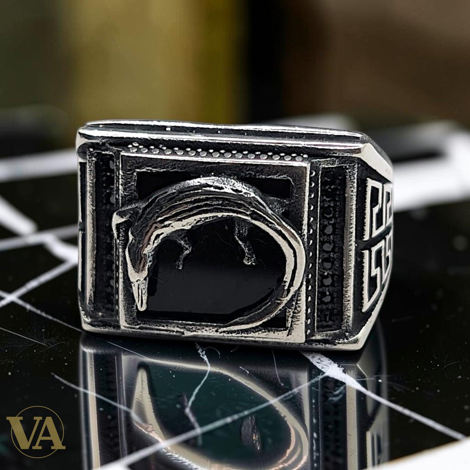 Chevalière Homme Argent 925 Onyx Noir Crocodile Relief Motif Grec-Vindicta : Bijoux Argent 925 Massif, Luxe et Héritage