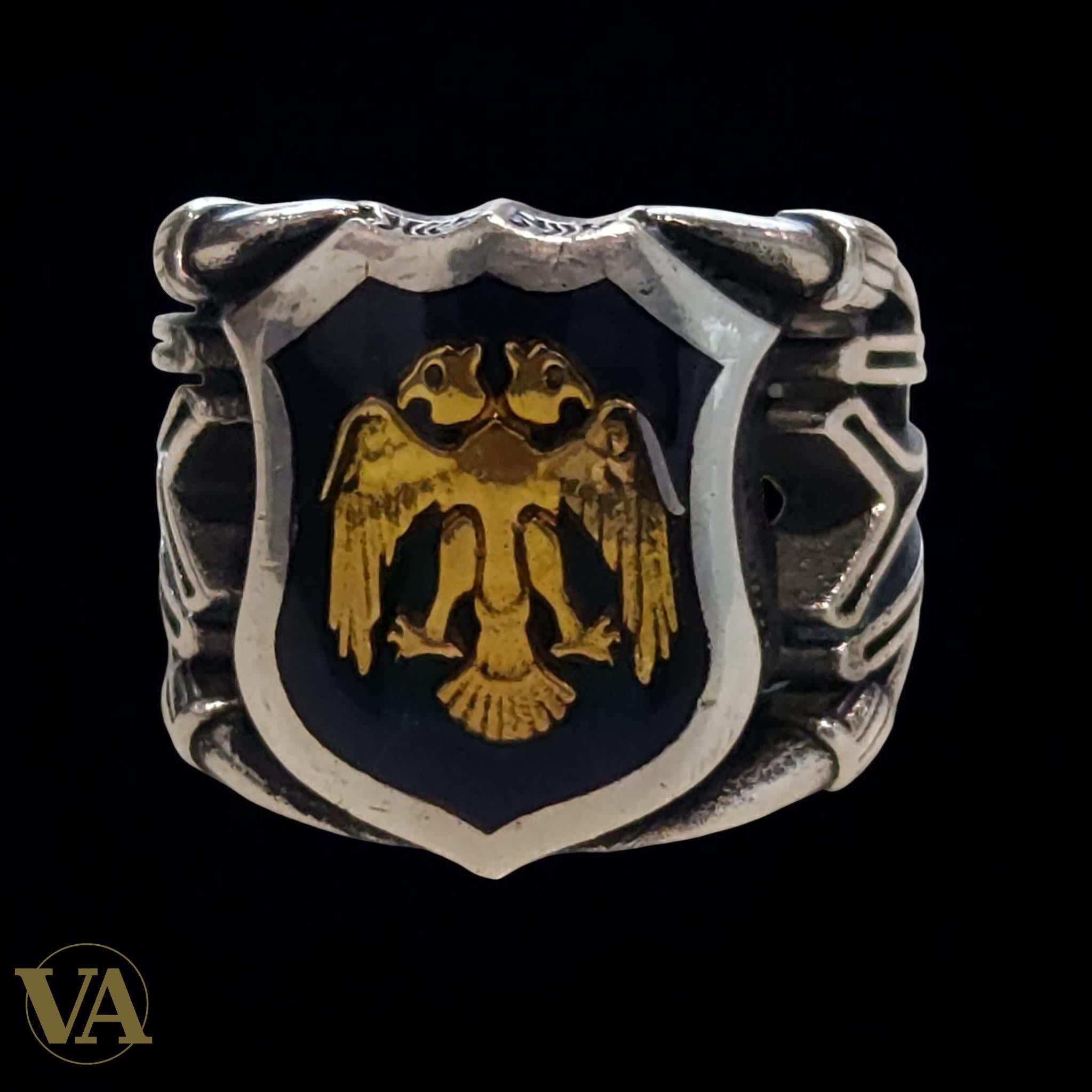 Bague homme argent 925 à motif d’aigle bicéphale doré sur fond noir. Élégance impériale