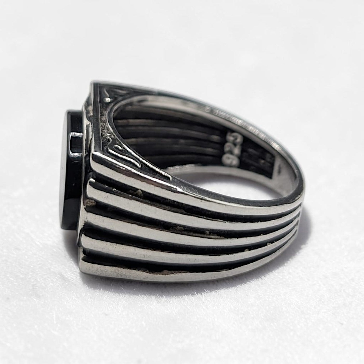 Chevalière Homme Argent 925 Onyx Noir Cabochon Ovale Flancs Striés-Vindicta : Bijoux Argent 925 Massif, Luxe et Héritage