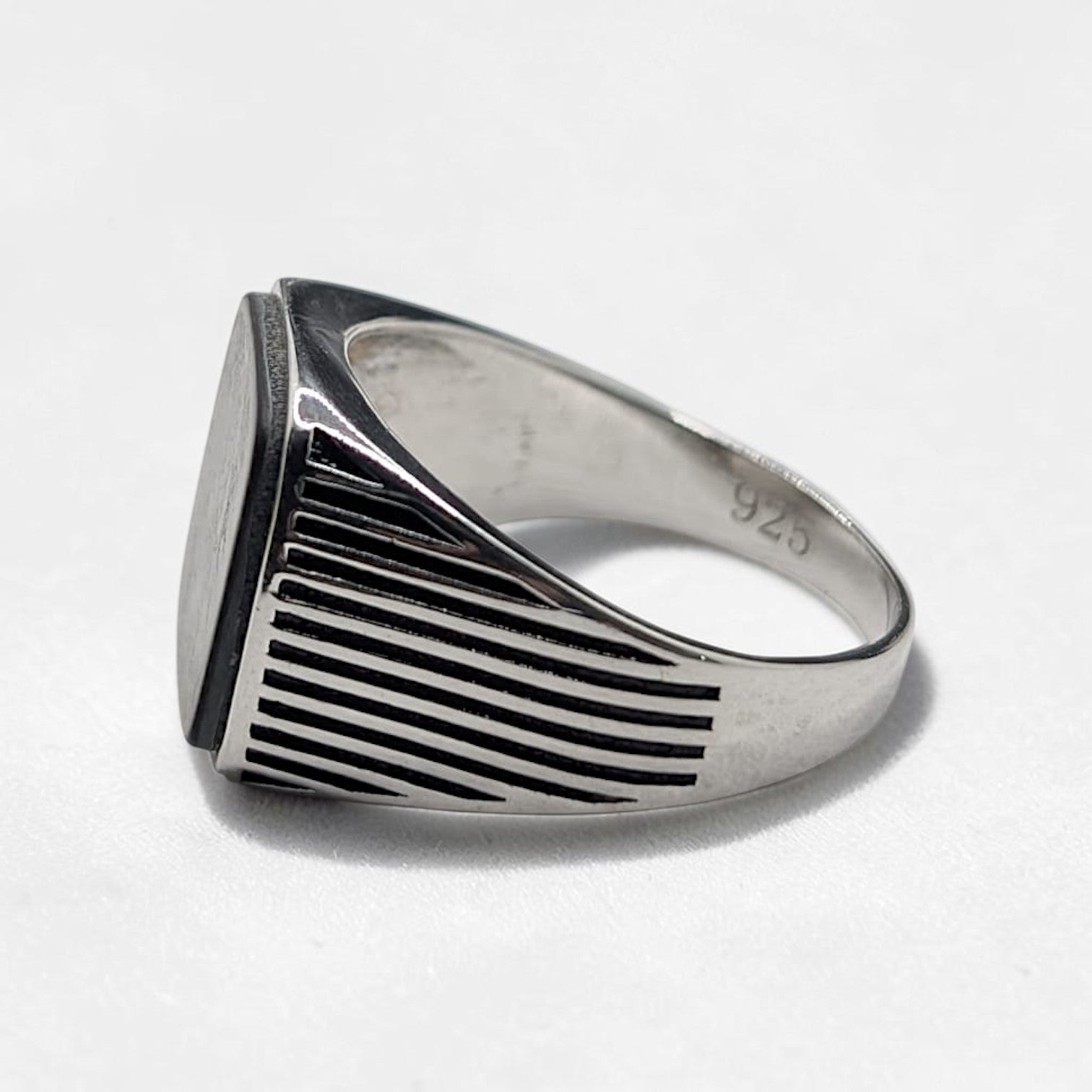 Chevalière Homme Argent 925 Nacre Grise Plateau Carré Flancs Striés-Vindicta : Bijoux Argent 925 Massif, Luxe et Héritage