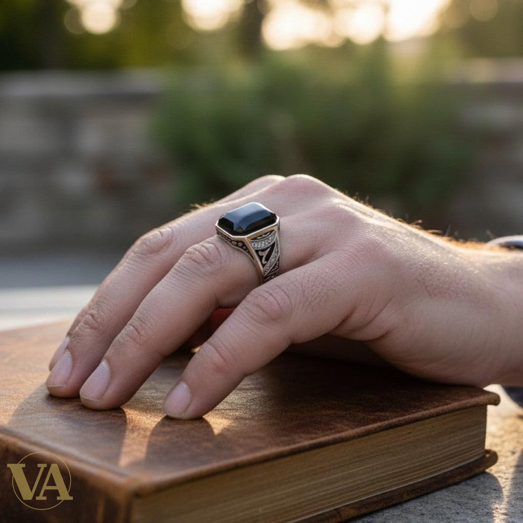 Chevalière Homme Argent 925 & Agate Sable – Calligraphie Orientale & Zircons