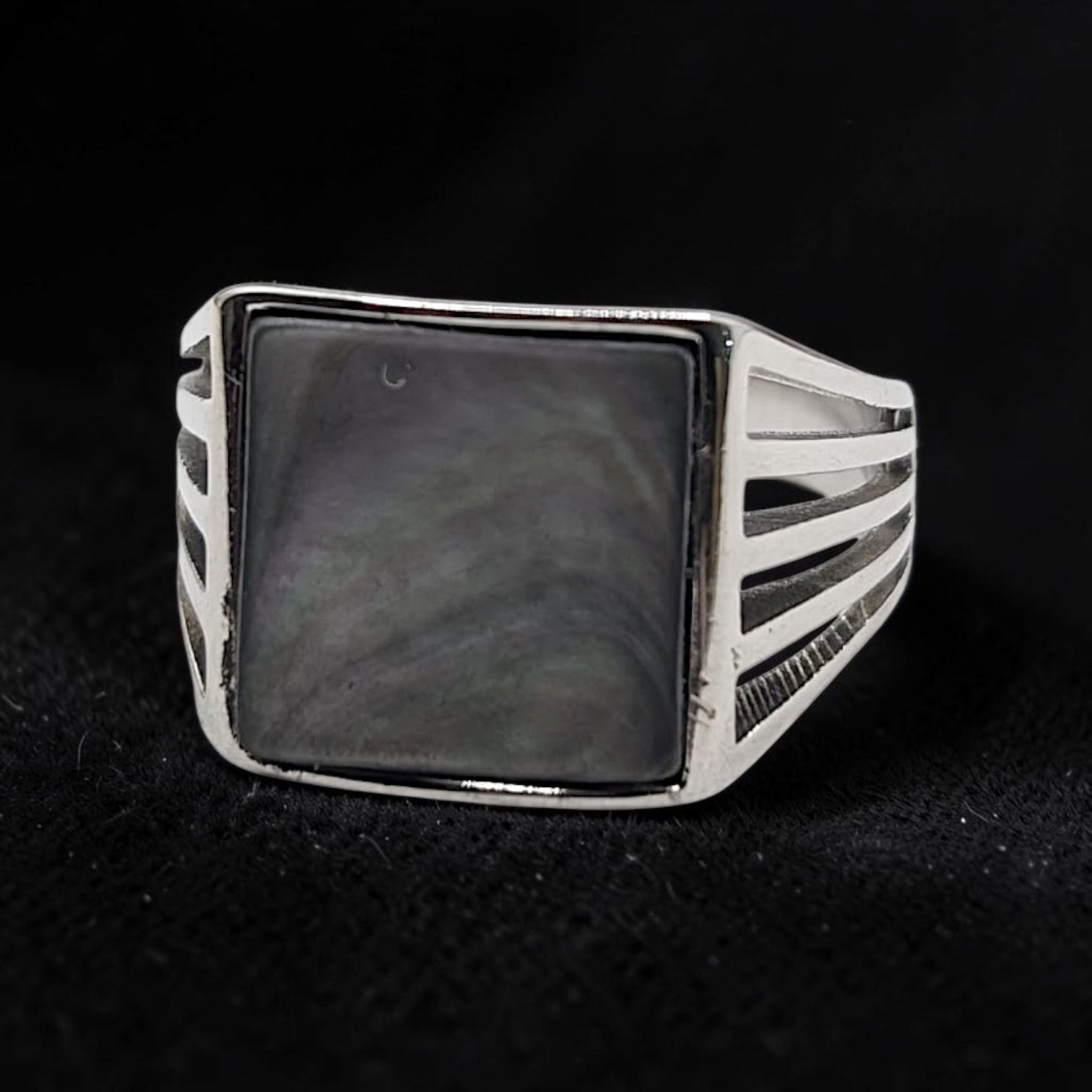 Chevalière Homme Argent 925 Nacre Grise Carré Flancs Ajourés-Vindicta : Bijoux Argent 925 Massif, Luxe et Héritage