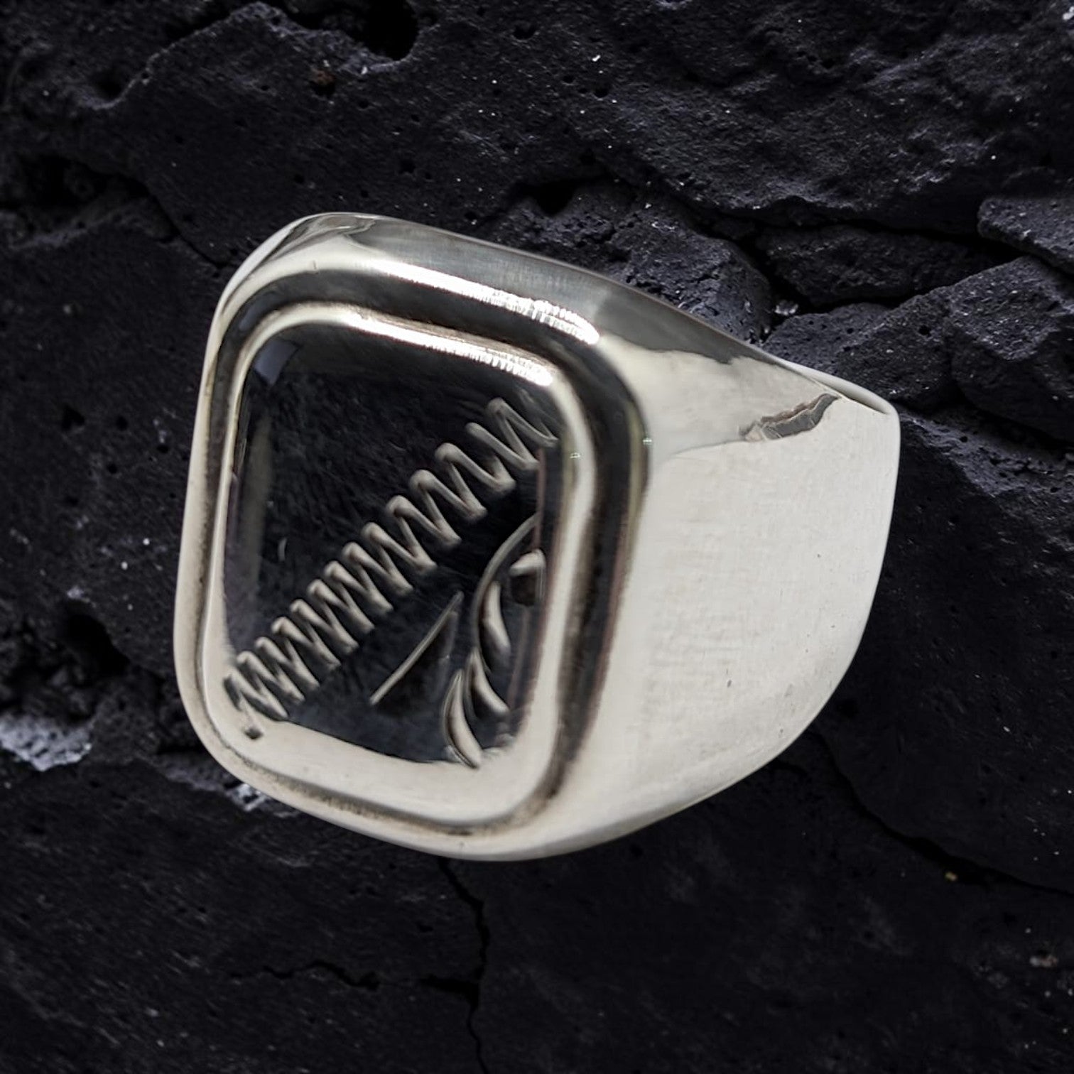 Chevalière Homme Argent 925 Méandre Grec Gravé-Vindicta : Bijoux Argent 925 Massif, Luxe et Héritage