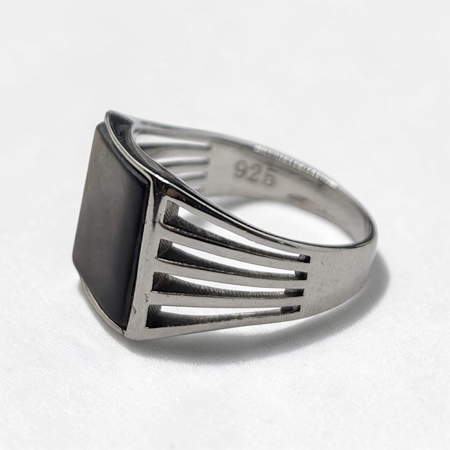 Chevalière Homme Argent 925 Nacre Grise Carré Flancs Ajourés-Vindicta : Bijoux Argent 925 Massif, Luxe et Héritage