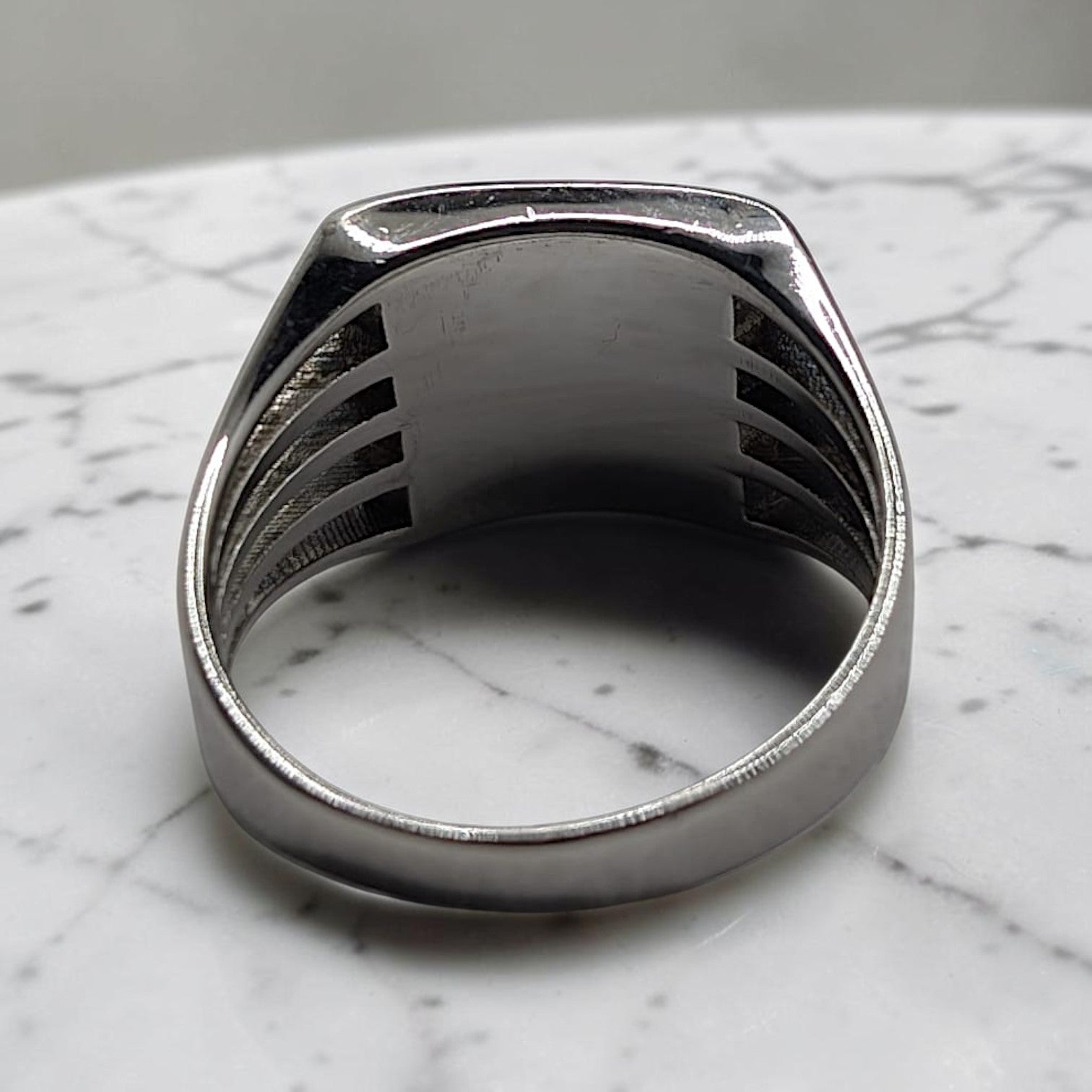 Chevalière Homme Argent 925 Nacre Grise Carré Flancs Ajourés-Vindicta : Bijoux Argent 925 Massif, Luxe et Héritage