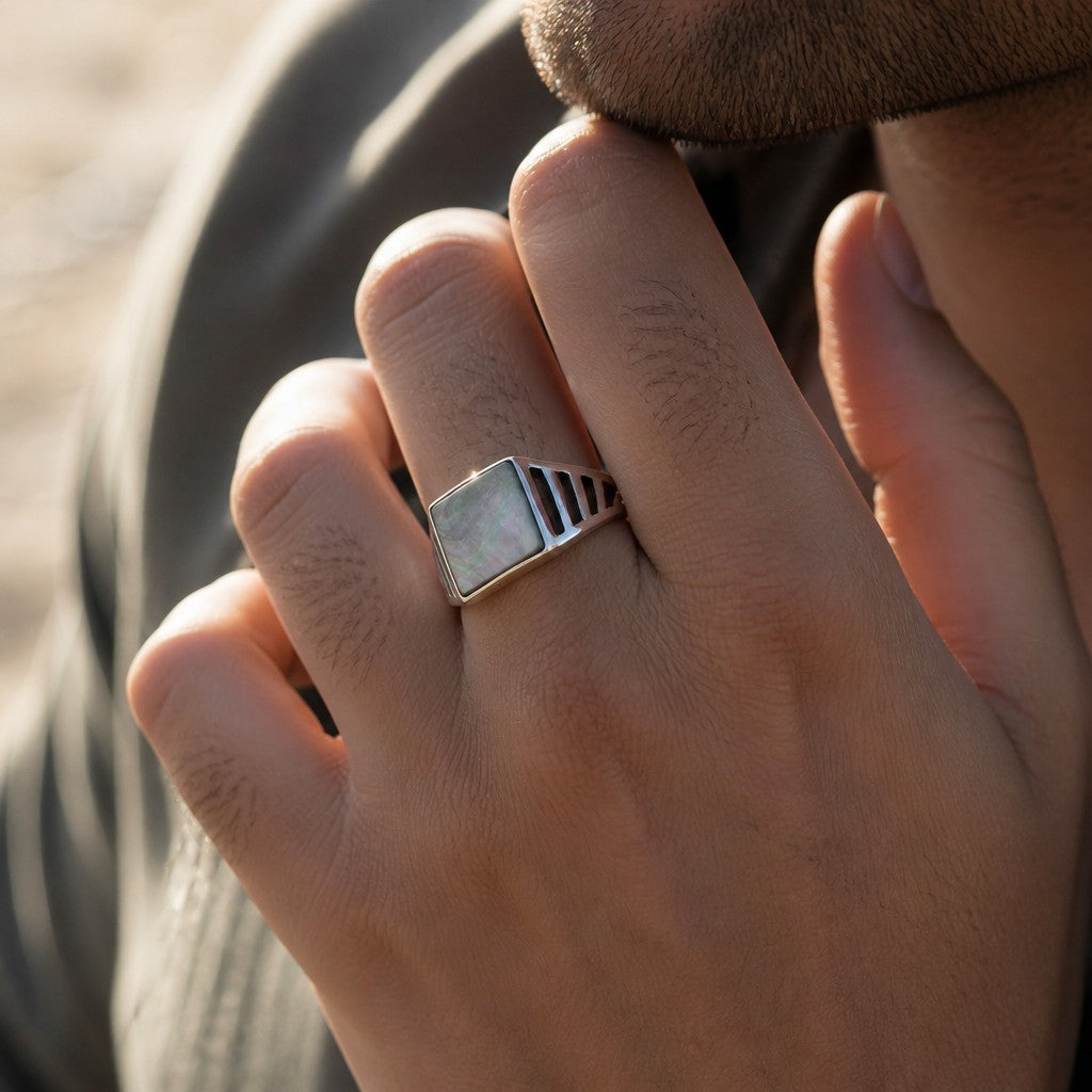 Chevalière Homme Argent 925 Nacre Grise Carré Flancs Ajourés-Vindicta : Bijoux Argent 925 Massif, Luxe et Héritage