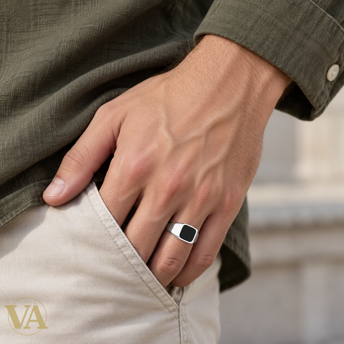 Chevalière Homme Argent 925 Rhodié – Imitation Onyx Carrée – porté sur main d’homme blanc