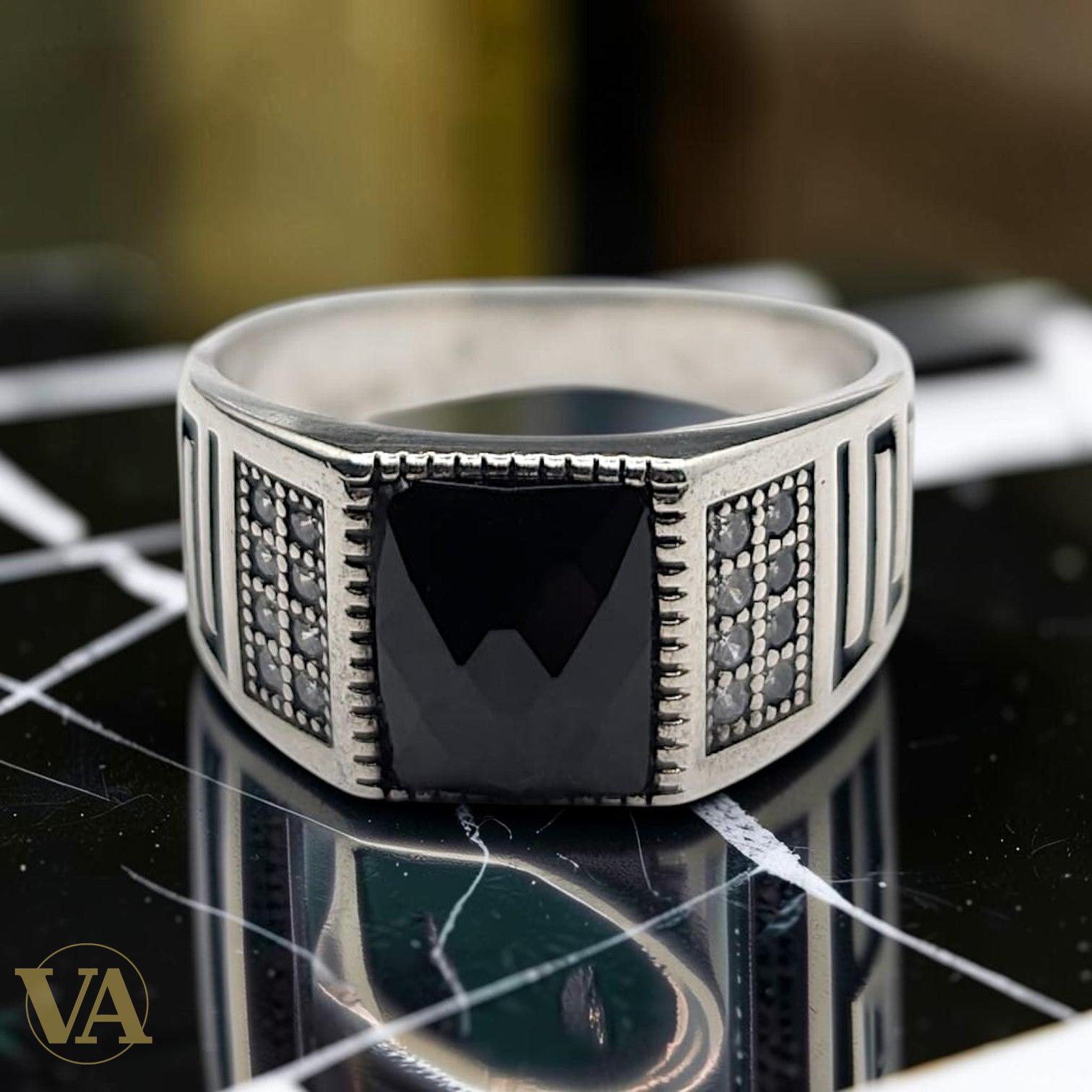 Chevalière Homme Argent 925 Onyx Noir Facetté Zircons Blancs Motif Grec Émaillé-Vindicta : Bijoux Argent 925 Massif, Luxe et Héritage