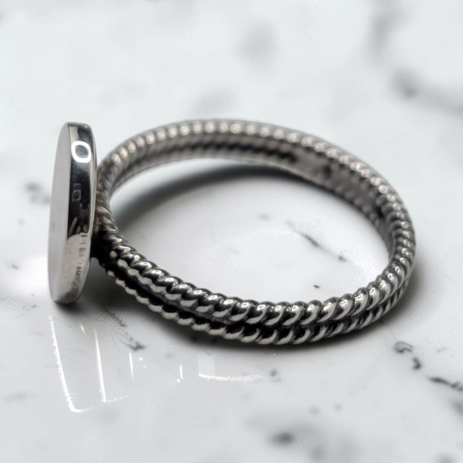 Bague Femme Argent 925 Plateau Rond Brossé Double Tige Torsadée