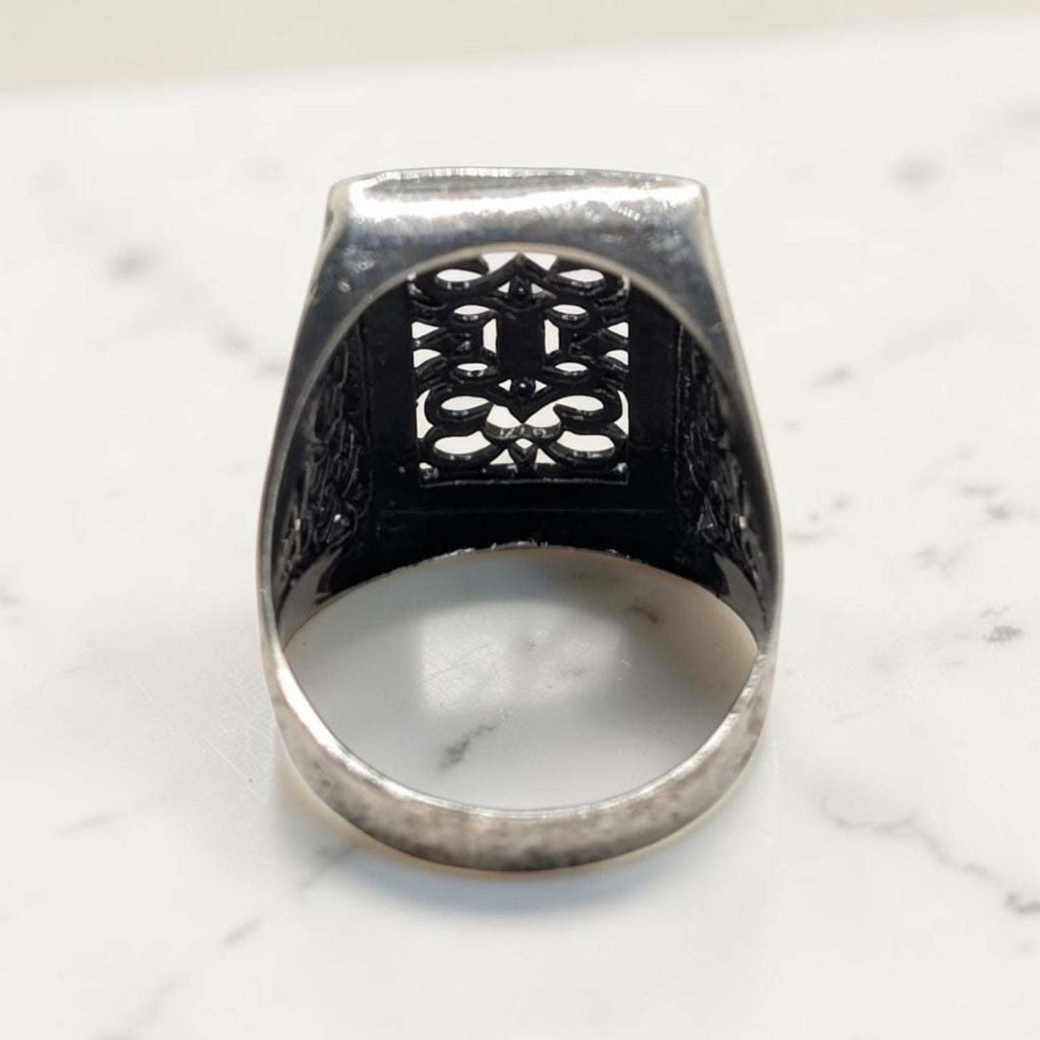 Chevalière Homme Argent 925 Plateau Ajouré Calligraphie Ciselée-Vindicta : Bijoux Argent 925 Massif, Luxe et Héritage