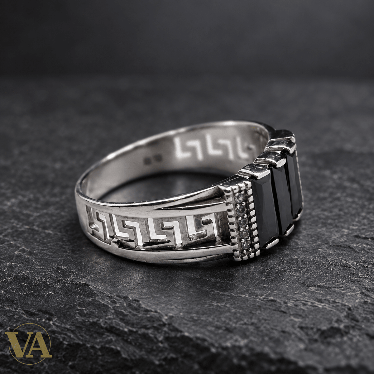 Chevalière Homme Argent 925 – Triple Onyx Noir & Motifs Grecs-Vindicta : Bijoux Argent 925 Massif, Luxe et Héritage