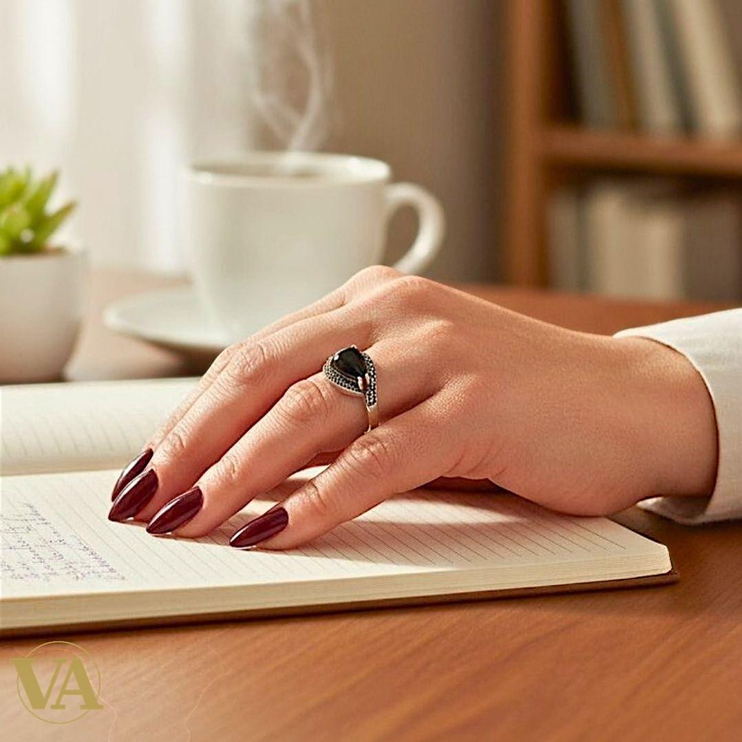 Bague femme argent 925 – Onyx noir cabochon poire et marcassites – Élégance mystique