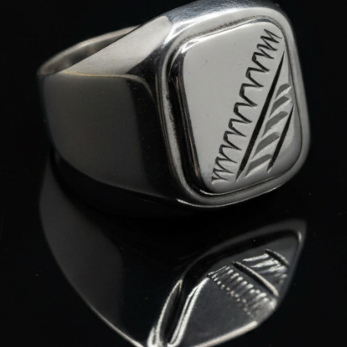 Chevalière Homme Argent 925 – Plateau Carré & Gravure Géométrique