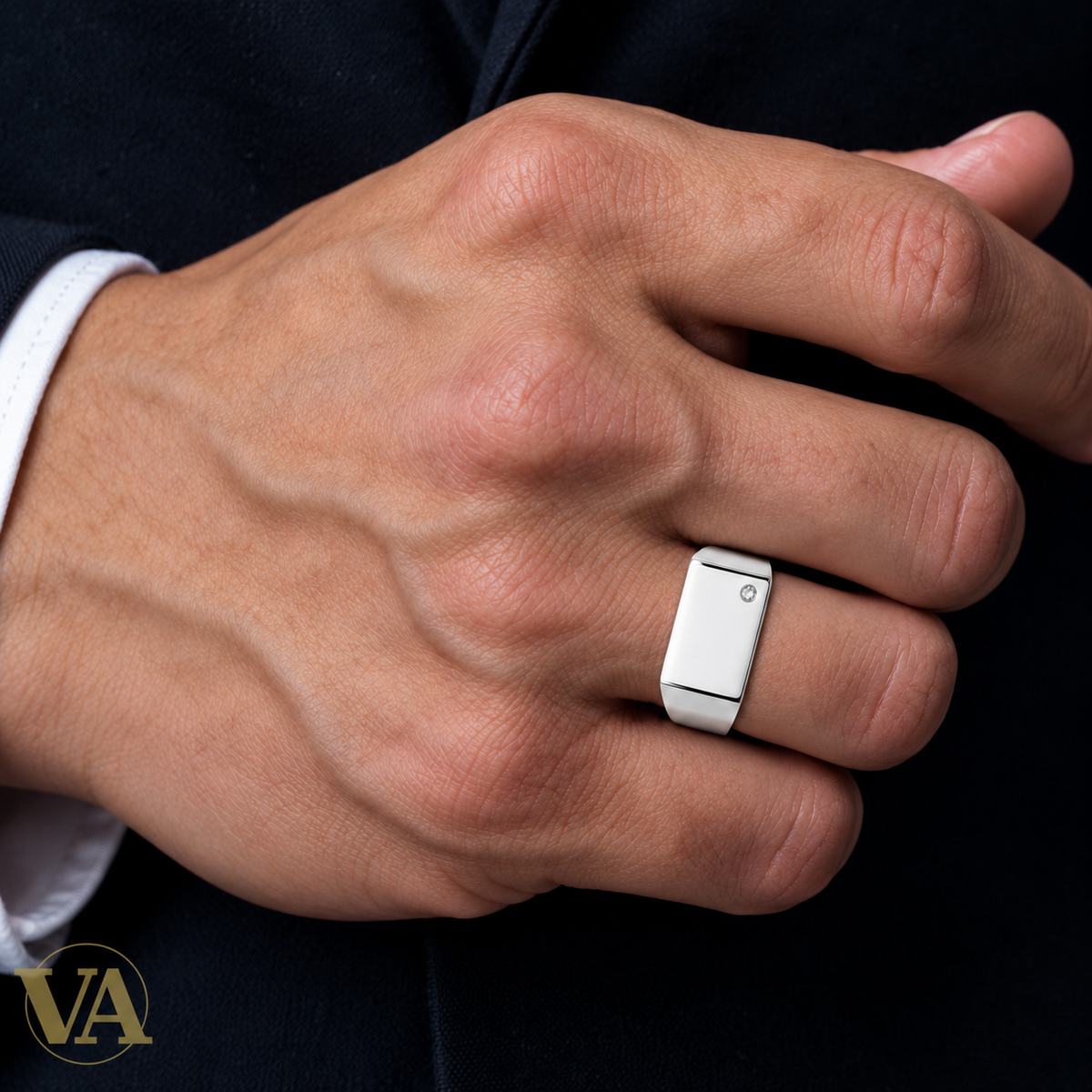Bague homme argent 925 rhodié 1150310 — très gros plan porté sur la main