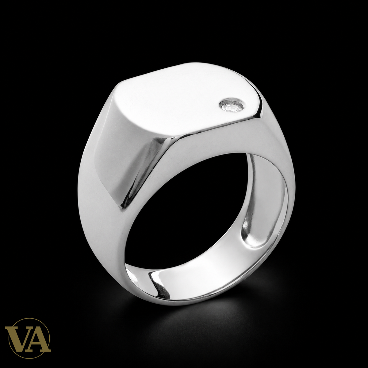 Bague Homme Argent 925 Rhodié – Chevalière Polie et Zirconium Discret — vue sur fond noir
