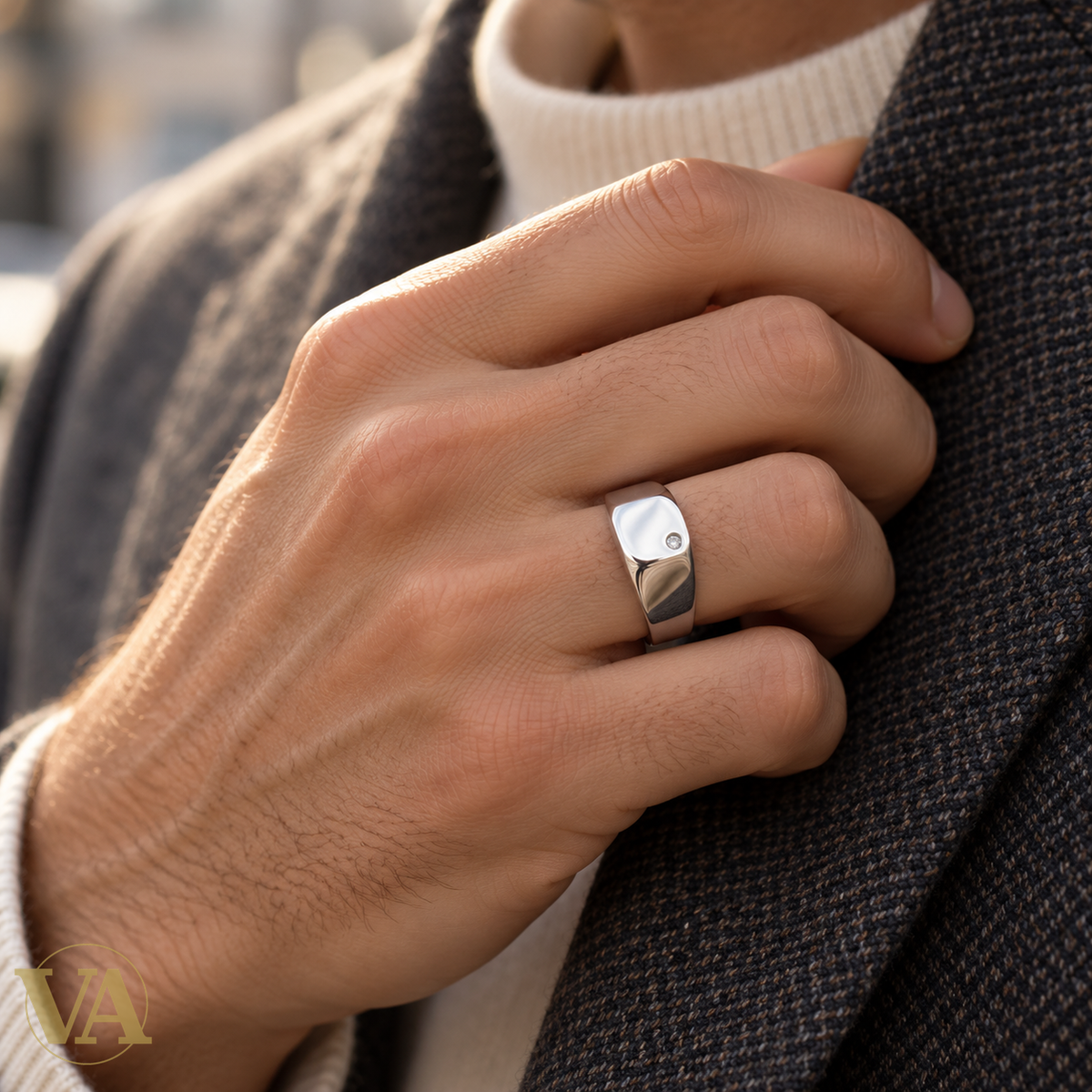 Bague Homme Argent 925 Rhodié – Chevalière Polie et Zirconium Discret — gros plan porté sur une main à peau claire