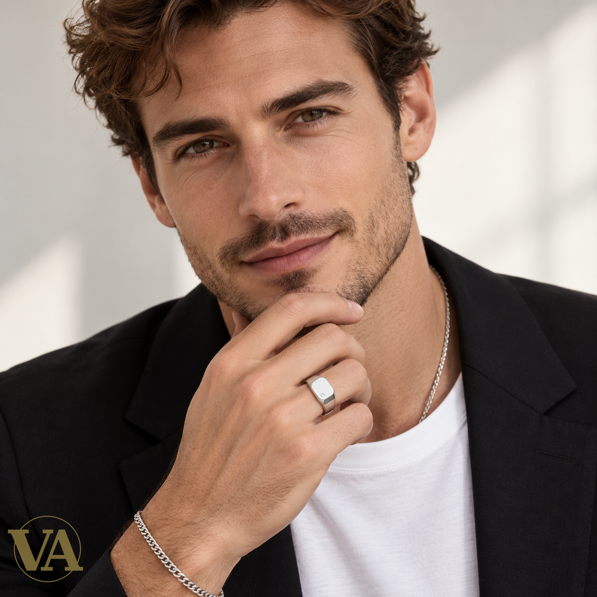 Bague Homme Argent 925 Rhodié – Chevalière Polie et Zirconium Discret — portrait avec le bijou porté