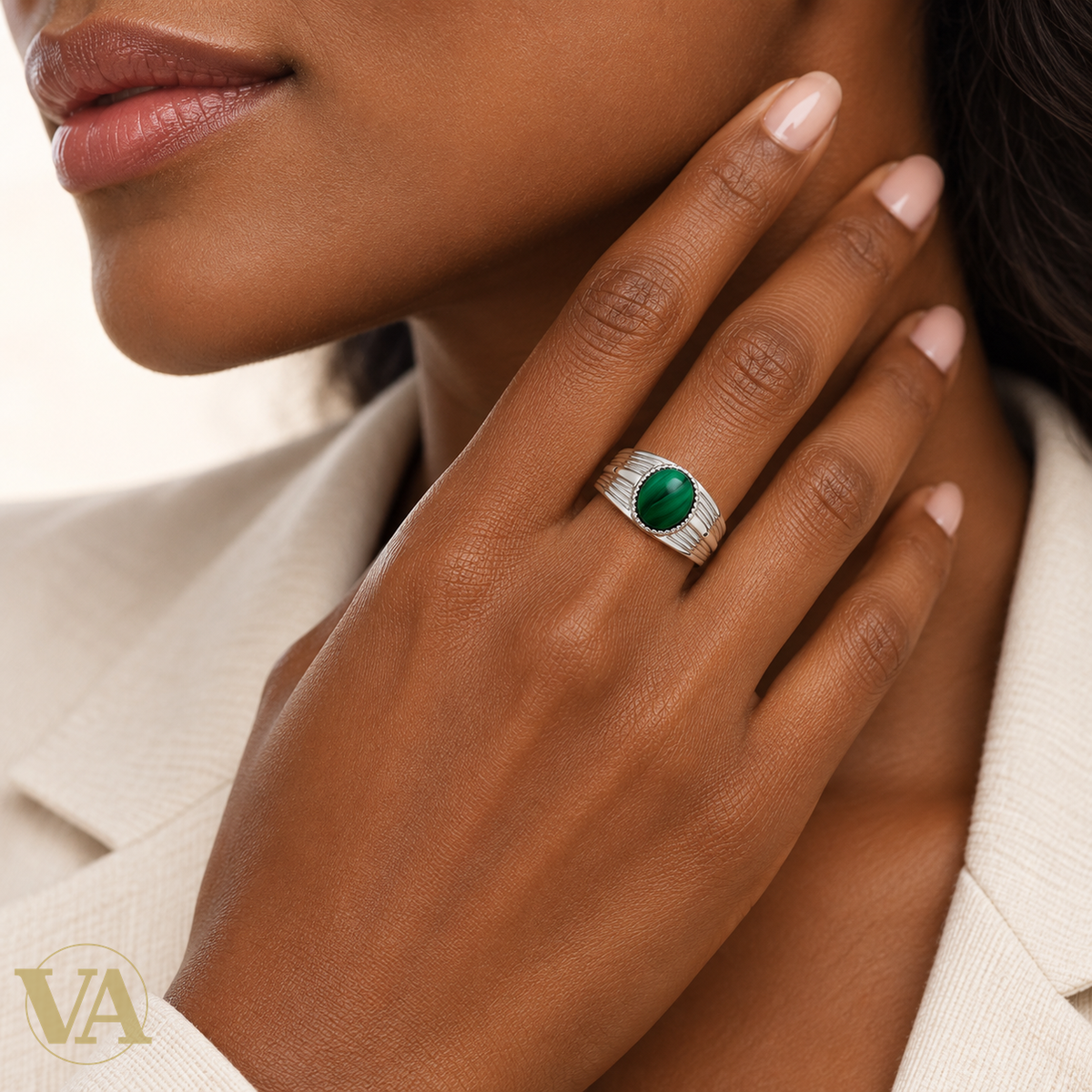 Bague Femme Argent 925 Rhodié – Malachite Ronde et Épaules Striées — portée sur une main à peau foncée