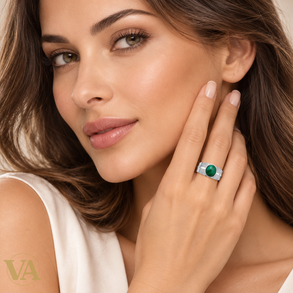 Bague Femme Argent 925 Rhodié – Malachite Ronde et Épaules Striées — portrait avec le bijou porté