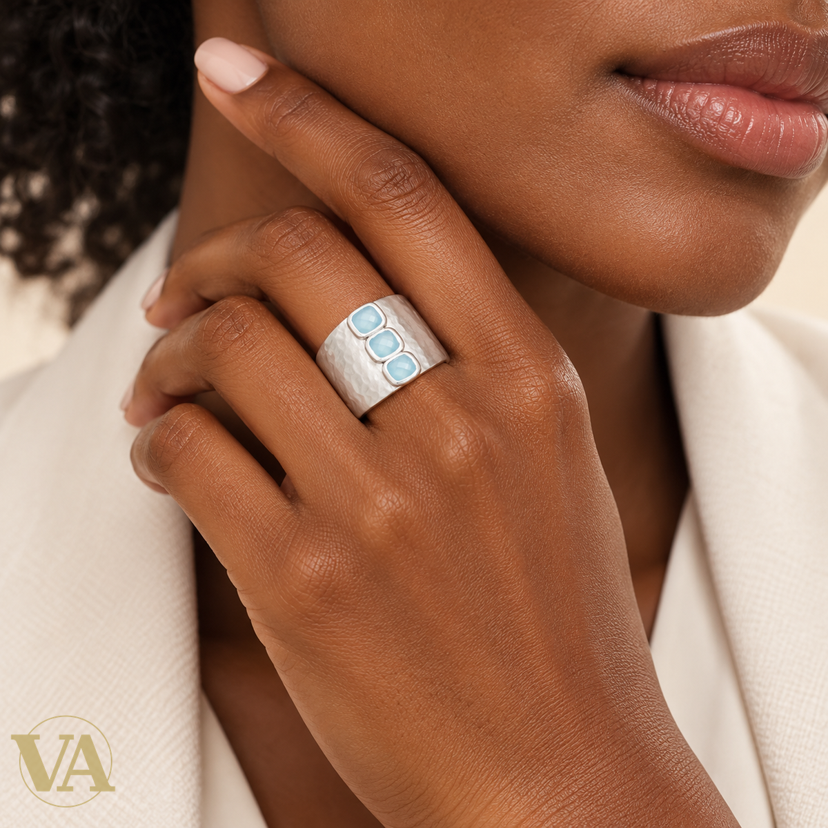 Bague Femme Argent 925 Rhodié – Trio d’Agates Bleues sur Anneau Martelé — portée sur une main à peau foncée