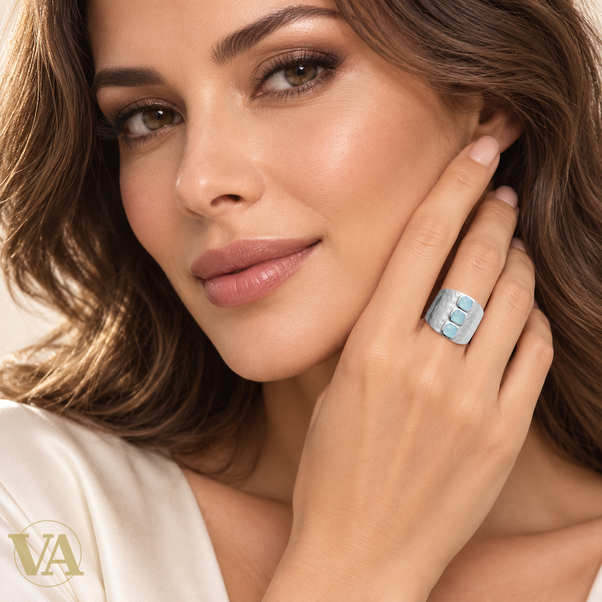 Bague Femme Argent 925 Rhodié – Trio d’Agates Bleues sur Anneau Martelé — portrait avec le bijou porté