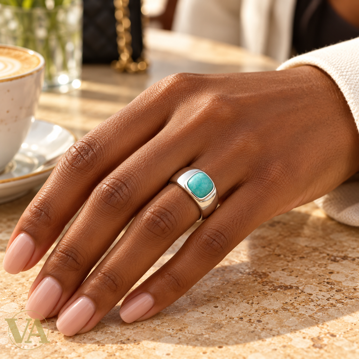 Bague Femme Argent 925 Rhodié – Amazonite Coussin et Monture Lisse — gros plan porté sur une main à peau foncée